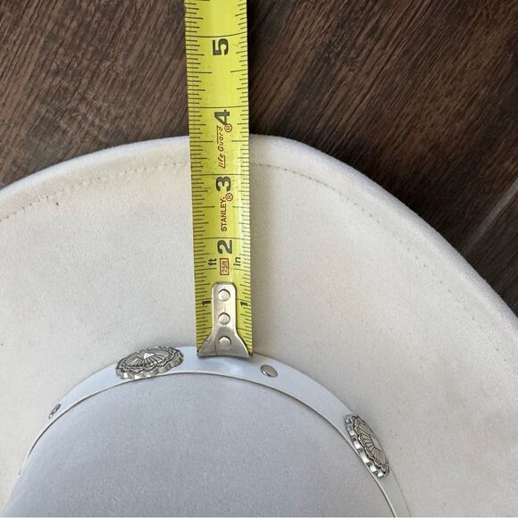 🤍 White Western Cowboy Hat with Silver Conchos – Timeless & Chic 🤍 - Picture 5 of 10